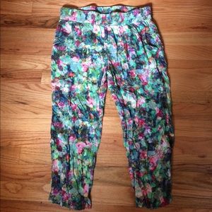 Sam & Lavi floral Capri pant, size Medium